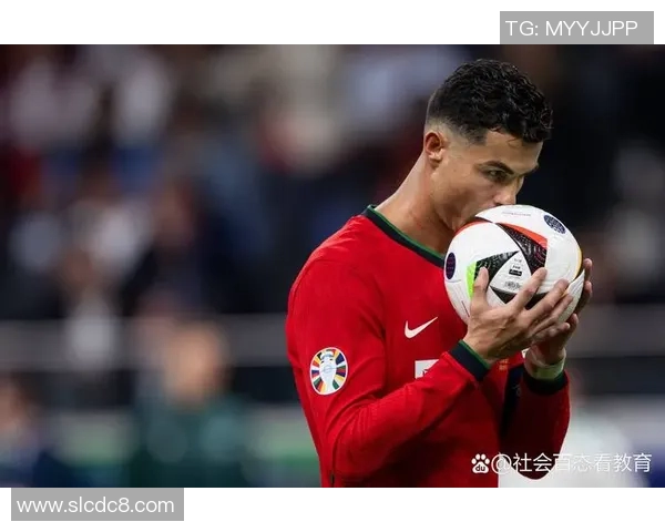 二十一世纪足坛十大巨星璀璨时刻与传奇人生全景解读