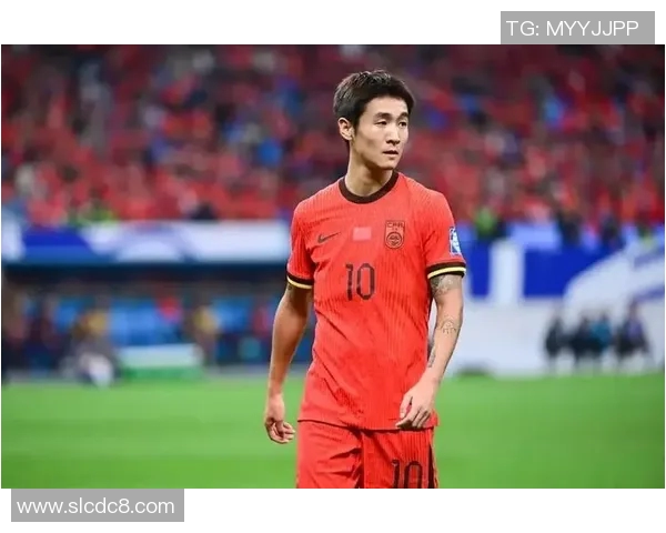 十号红色足球球星是谁 解析足球场上代表性十号球员的传奇与魅力