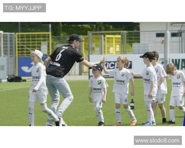 德国足球点球明星穿搭大比拼：球场外的时尚态度与个人风格解析