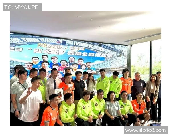 两个足球明星与孩子们一起舞动足球节奏展示亲子互动和运动魅力