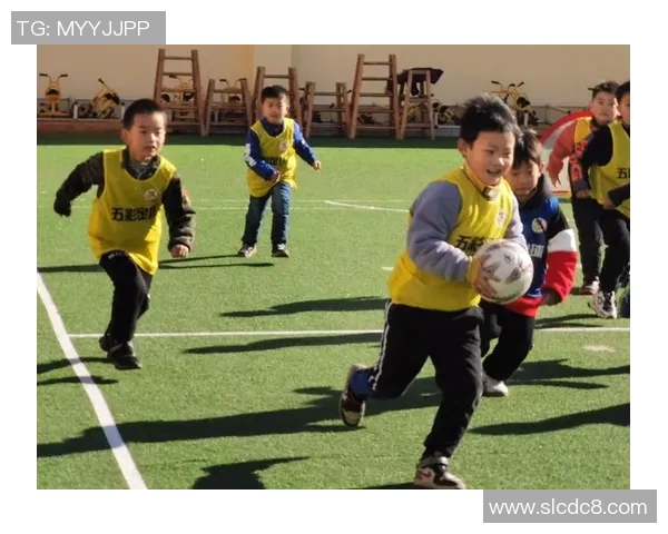 模仿足球巨星带球技巧提升训练方法助你成为球场闪耀新星